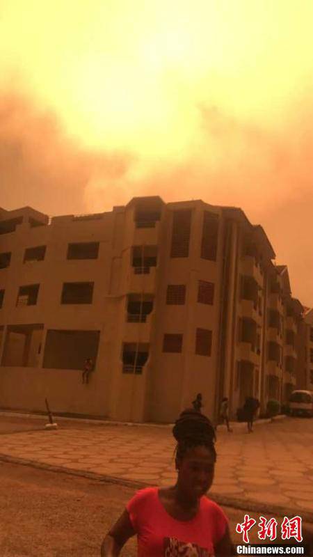 據(jù)悉，爆炸發(fā)生在當(dāng)晚7時(shí)30分許。加納國家災(zāi)難管理組織官員阿布&middot;拉馬丹在現(xiàn)場說，目前確認(rèn)爆炸造成至少2人死亡。